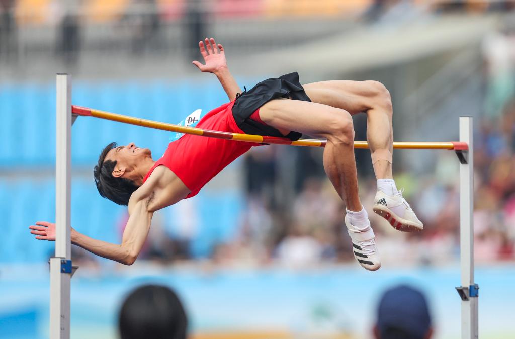 田径选手跳跃飞起，勇夺第一名