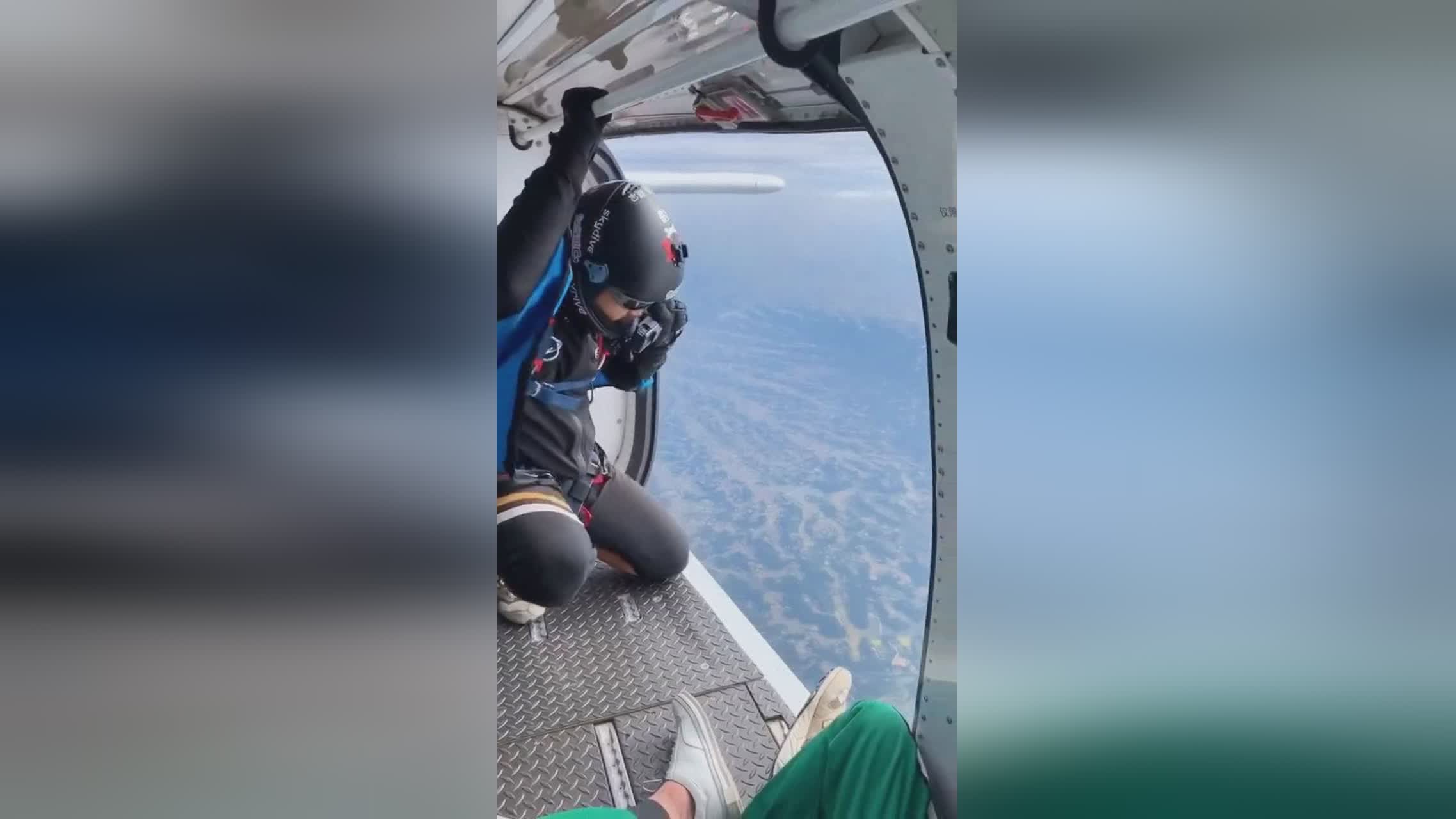 跳水选手从高空飞跃，实现完美表现