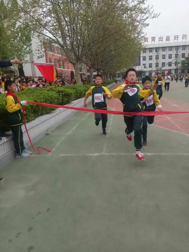 球场上的英雄壮举，无限风采耀眼
