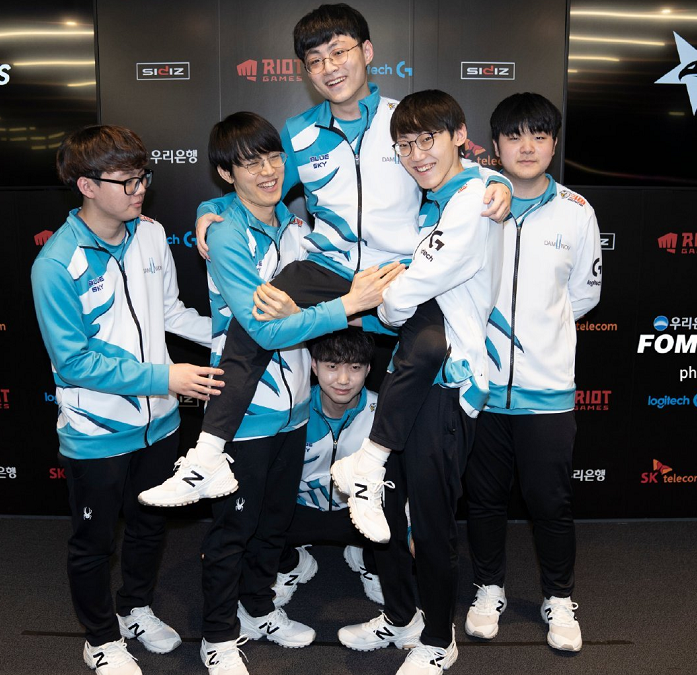 关于G2险胜V5,ShowMaker极限生还后反打宿敌对决半决赛,让粉丝疯狂欢呼的信息 关于G2险胜V5,ShowMaker极限生还后反打宿敌对决半决赛,让粉丝疯狂欢呼的信息