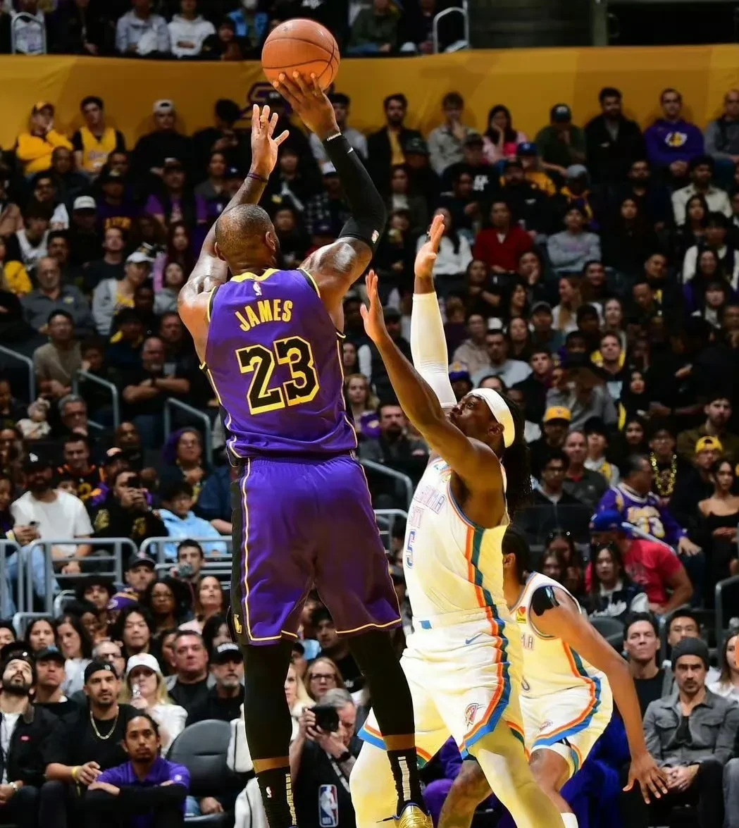 NBA常规赛：湖人大胜雷霆，詹姆斯再砍三双