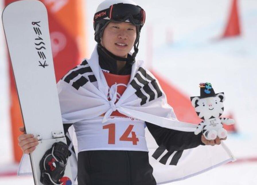 奥地利滑雪选手破天荒获金，携手庆祝