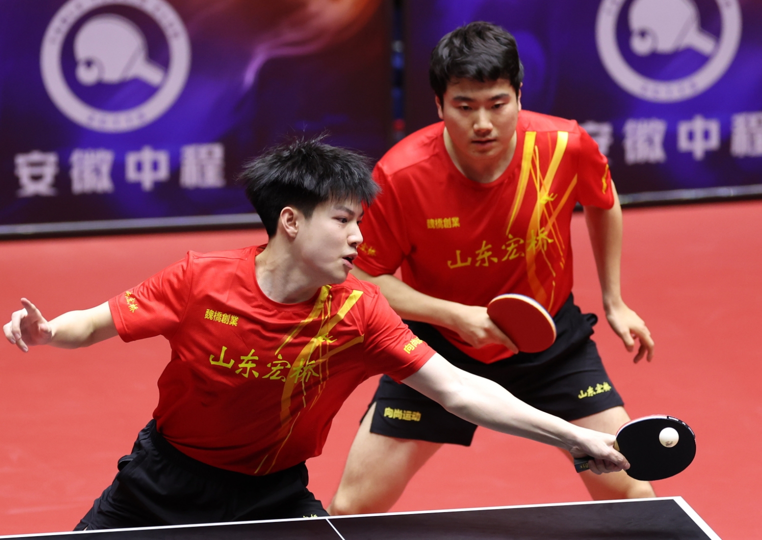 比赛激烈，场上风云变幻，谁能笑到最后？