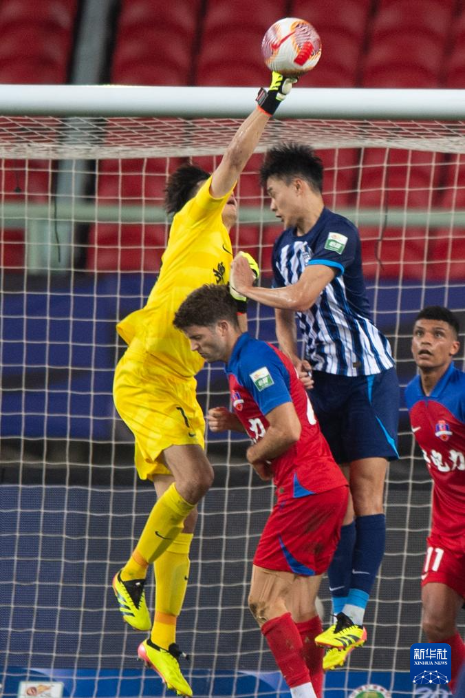 门将扑点绝杀，赛场气氛瞬间高涨