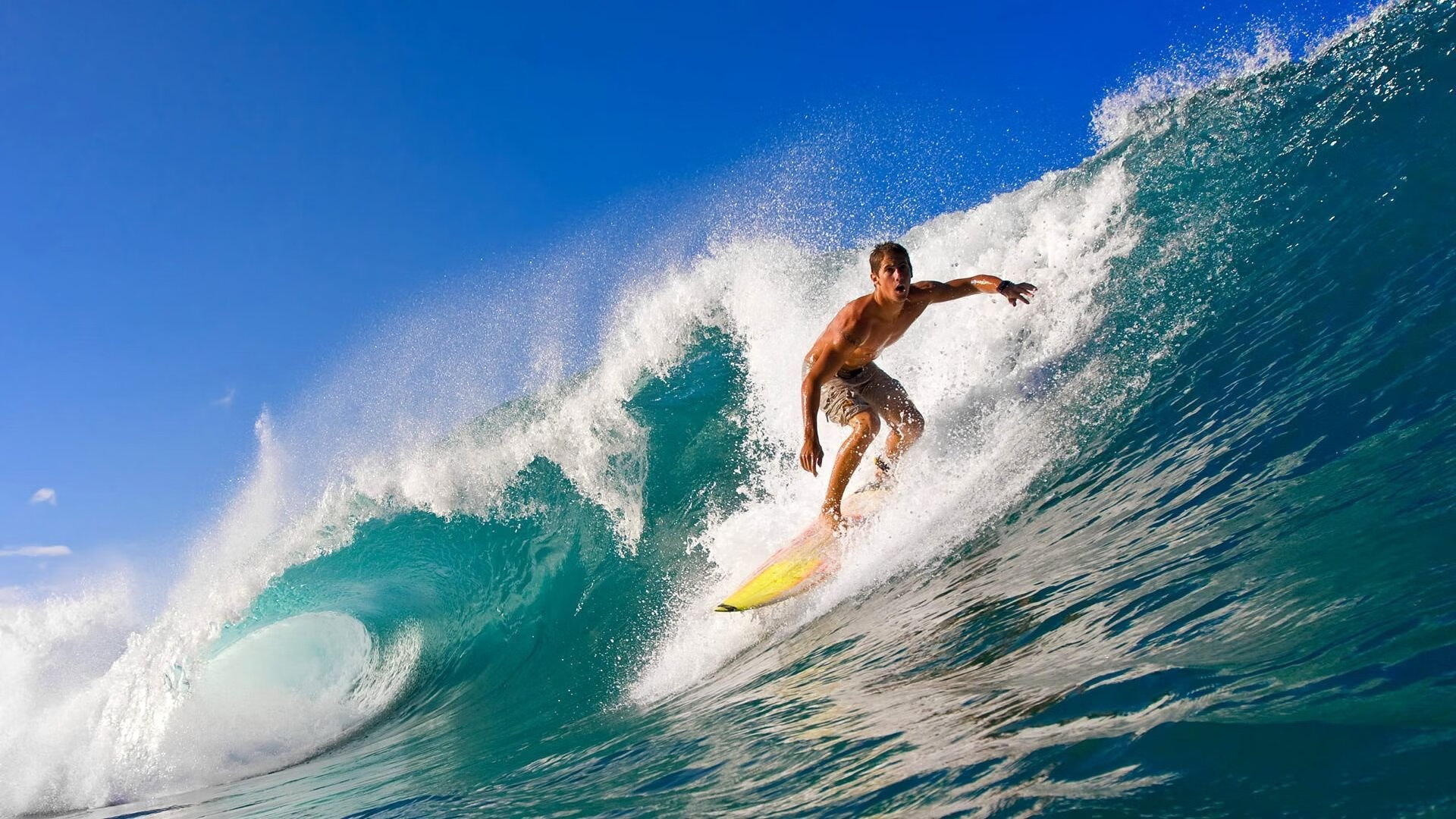双子星破晓，迈凯伦逆袭红牛王朝，周冠宇银河战舰畔点亮东方曙光